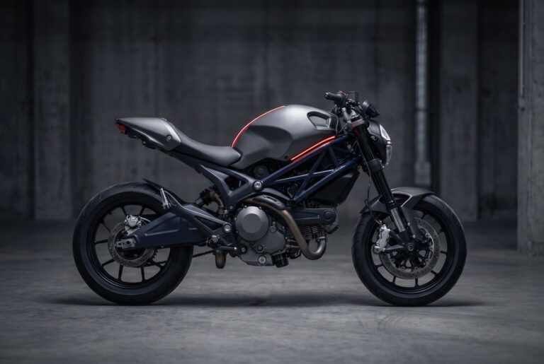 Grafitowy motocykl bez oznaczeń w ciemnym, betonowym studiu