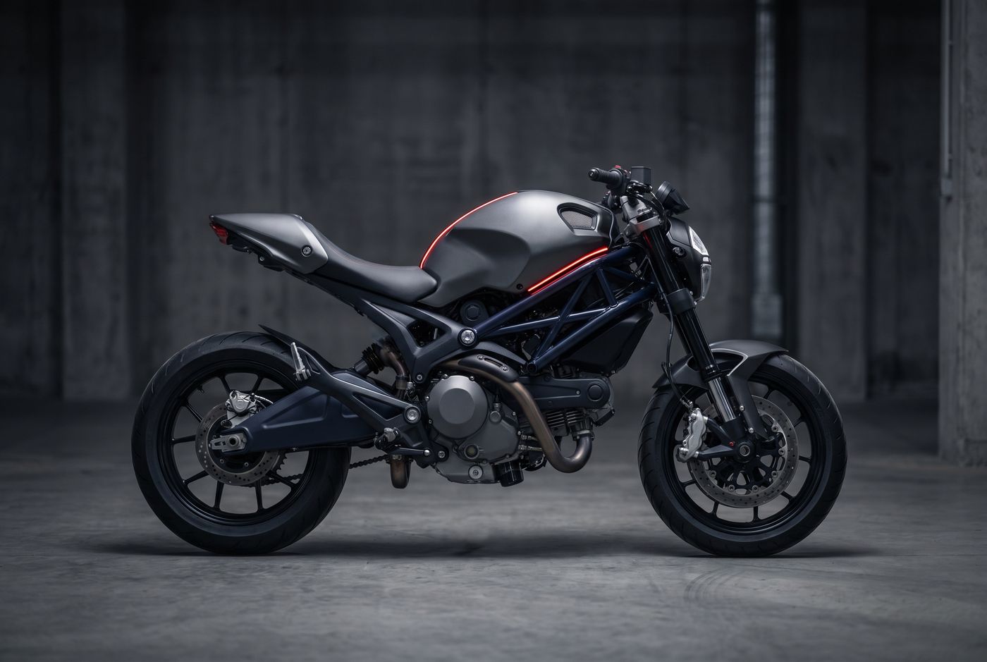 Grafitowy motocykl bez oznaczeń w ciemnym, betonowym studiu
